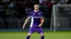 Pietro Comuzzo ist für den AC Mailand am Ball.