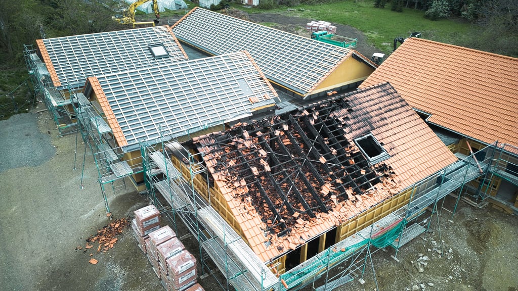 Nach dem Brand auf der Baustelle der Kindertagesstätte am Ilsenburger Bahnhofsteich am 27. April 2023 wurde via Luftbild das Ausmaß der Schäden besonders deutlich sichtbar.