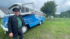 Patrick Weinheimer vor dem Robur-Bus in Brettin.