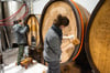 Hier sind Holzfass-Schnitzerinnen im Weingut Thürkind in Gröst noch bei der Arbeit.