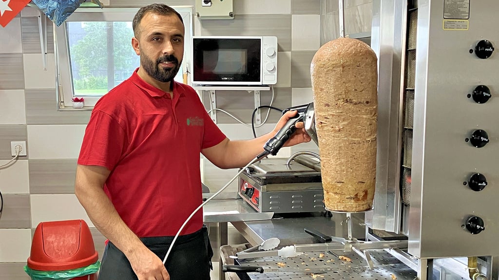 Preis-Leistung scheinen im Geschäft von Orhan Erbil laut den Google-Rezensionen zu stimmen. Aber zählt sein Döner zu den günstigsten in Halle? In der Stadt gibt es laut Dönerpreis-Index von Lieferando den günstigsten in ganz Deutschland.