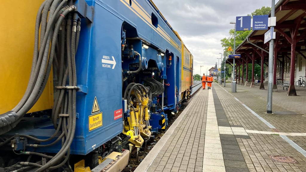 Die riesige Universalstopfmaschine Unimat ist im Bahnhof Thale im Einsatz.