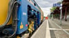 Die riesige Universalstopfmaschine Unimat ist im Bahnhof Thale im Einsatz. 