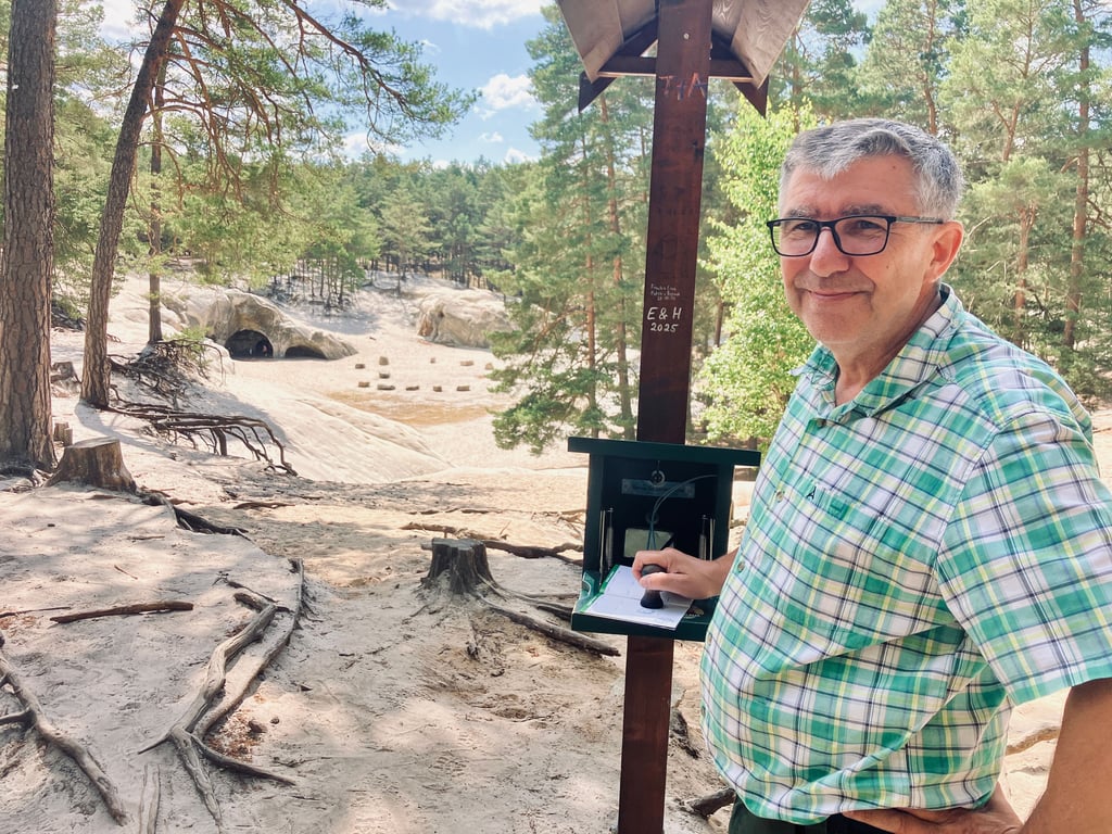 Die Stempelstelle Nummer 81 an den Sandsteinhöhlen im Heers nahe Blankenburg mag Wandernadel-Geschäftsführer Klaus Dumeier besonders gern.