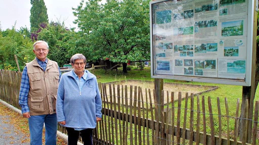 Bei Spaziergängen halten Käthe und Gerald Totzke auf der Spülinsel in Havelberg gern dort an, wo das Elternhaus der Jubilarin gestanden hat. Der Umriss ist mit Holz markiert. Eine Tafel erinnert an das Inselhaus.