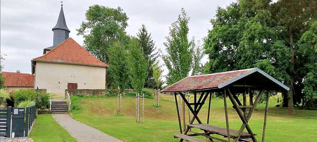 Die Festwiese vor der Kirche in Gleina ist frisch gemäht.