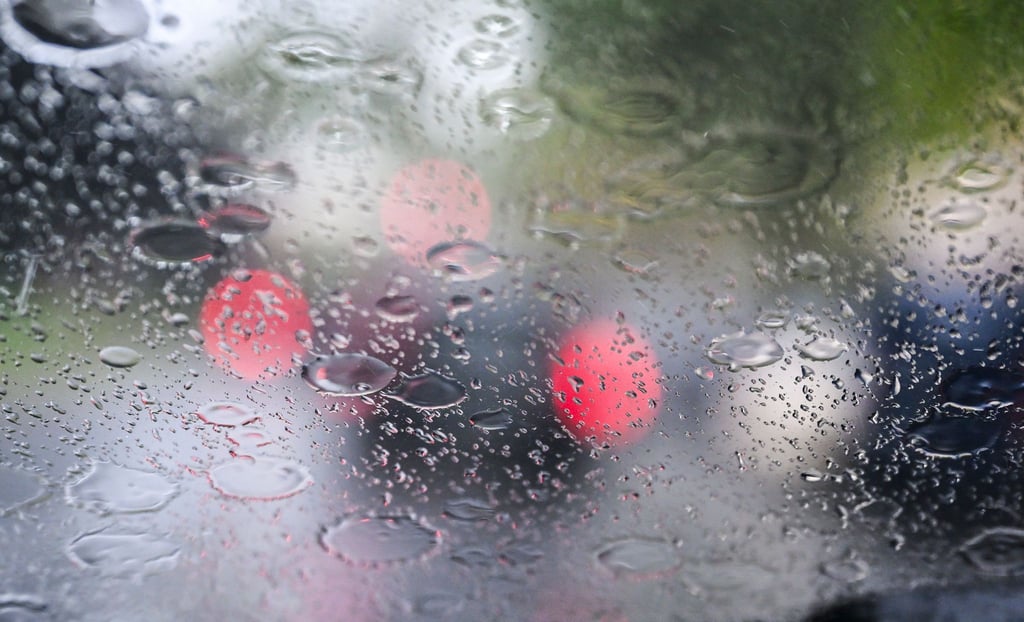 Auch am Wochenende sollte der Regenschirm dabei sein, wenn man das Haus verlässt. (Archivbild)