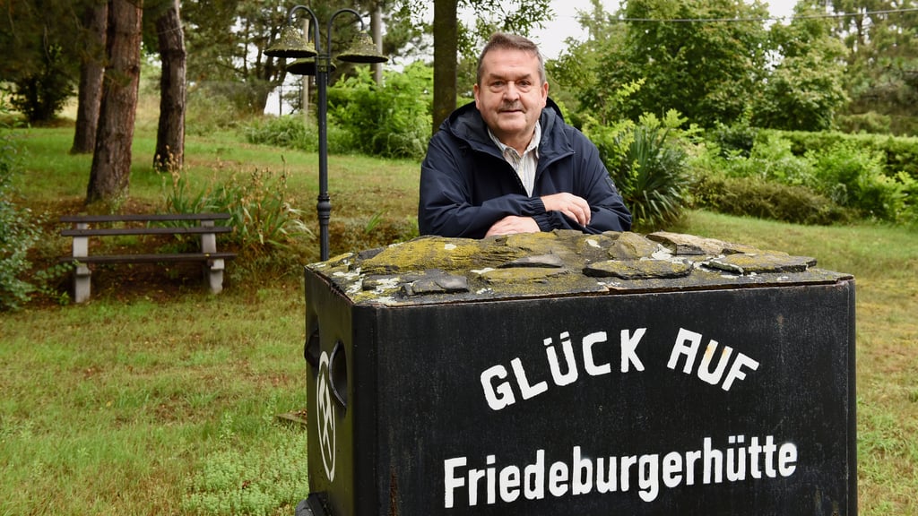 Detlef Matthews hat das Bergwerksdenkmal in Friedeburgerhütte neu beschriften lassen.