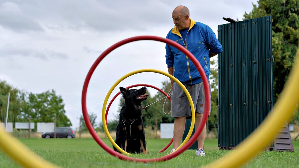 Vorsitzender des Hundesportvereins Lutz Maas und Reporter-Hund Rocky.
