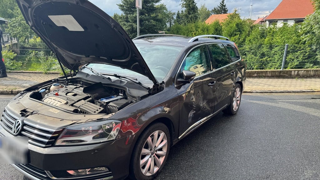 Das Foto lässt die Kollisionsstelle gut erkennen - der tonnenschwere Linienbus krachte gegen die Fahrertür des VW Passat.