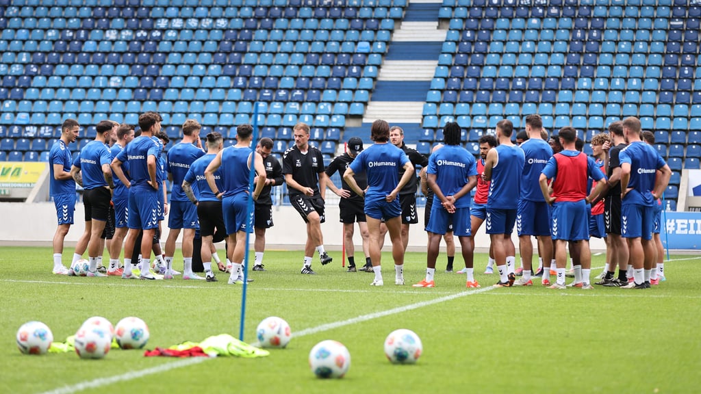 Blicken dem Saisonstart in der Avnet Arena mit Vorfreude entgegen: die Spieler und Trainer des 1. FC Magdeburg.