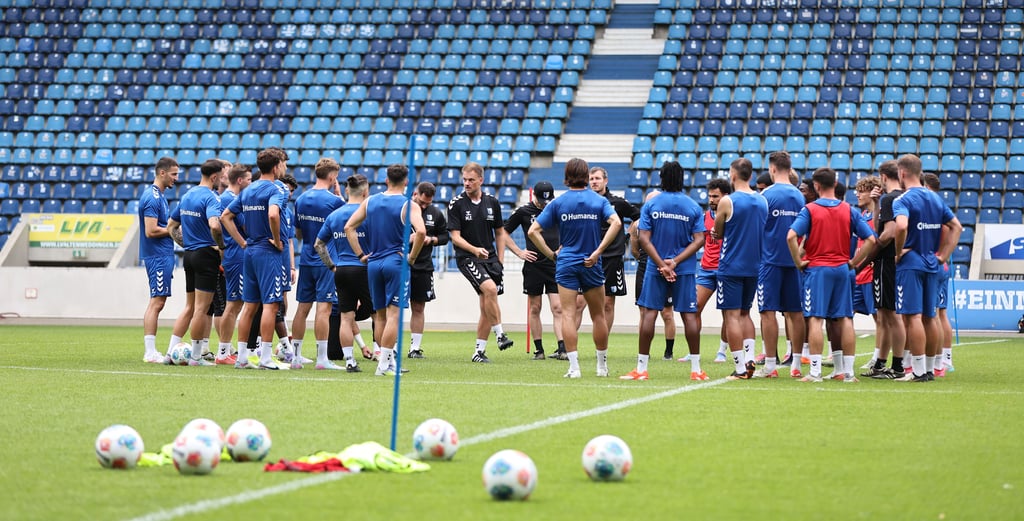Blicken dem Saisonstart in der Avnet Arena mit Vorfreude entgegen: die Spieler und Trainer des 1. FC Magdeburg.