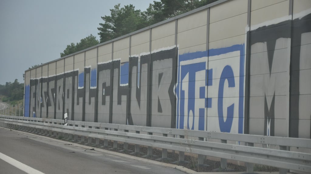 FCM-Graffiti im Sommer 2025 auf der neuen A14 zwischen Magdeburg und Lüderitz.