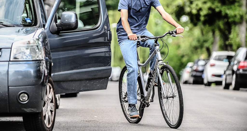 Infolge eines Streifunfalls mit einem Radfahrer kam die dahinterfahrende Fahrradgruppe zu Sturz. Zwei Kinder wurden dabei leicht verletzt.
