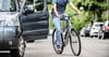 Infolge eines Streifunfalls mit einem Radfahrer kam die dahinterfahrende Fahrradgruppe zu Sturz. Zwei Kinder wurden dabei leicht verletzt.