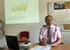 VHS-Chef Thomas Lundershausen stellt die Statistik des vorigen Jahres vor.