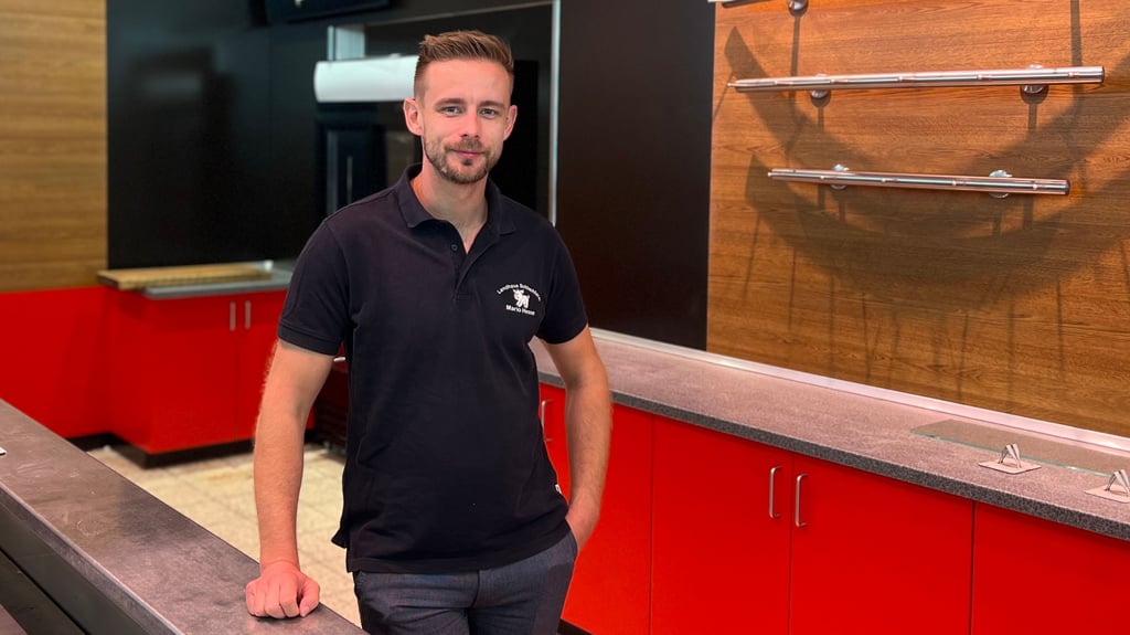 Justin Hesse in der neuen Fleischerei-Filiale in Wernigerode.