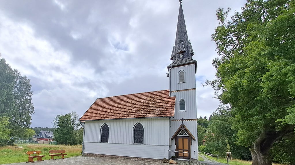 Die Holzkirche in Elend mit dem neu gestalteten Vorplatz.
