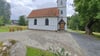 Die Holzkirche in Elend mit dem neu gestalteten Vorplatz.