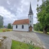 Die Holzkirche in Elend mit dem neu gestalteten Vorplatz.