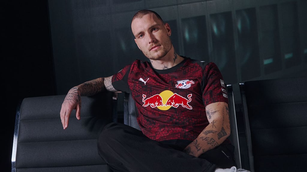 David Raum im neuen, dritten Trikot von RB Leipzig.