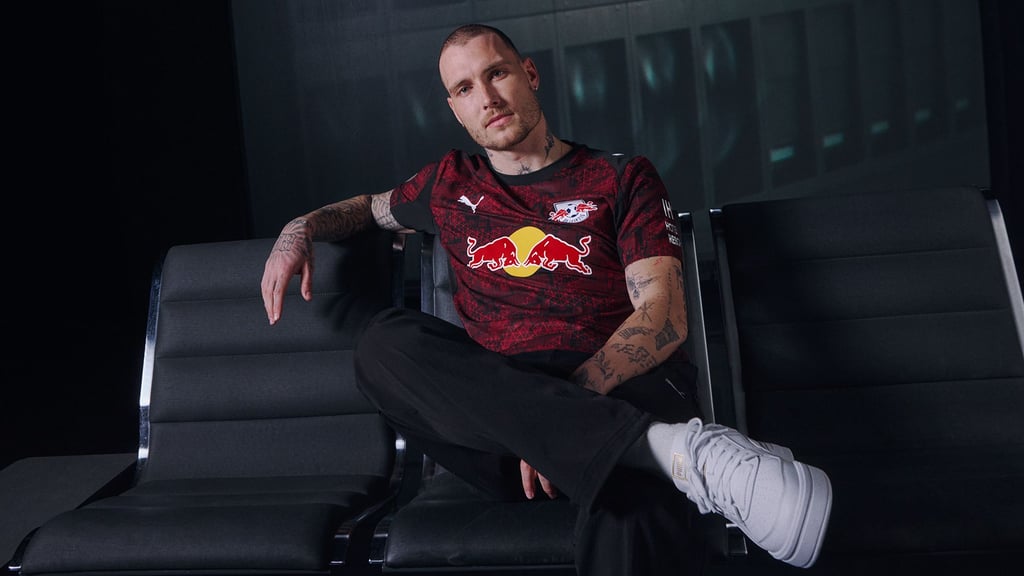 David Raum im neuen, dritten Trikot von RB Leipzig.