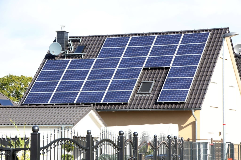 Wer seine PV-Anlage noch vor dem 1. August ans Netz gebracht hat, profitiert von einer geringfügig höheren Vergütung. Erfolgt die Installation erst nach dem Stichtag, gelten reduzierte Sätze.