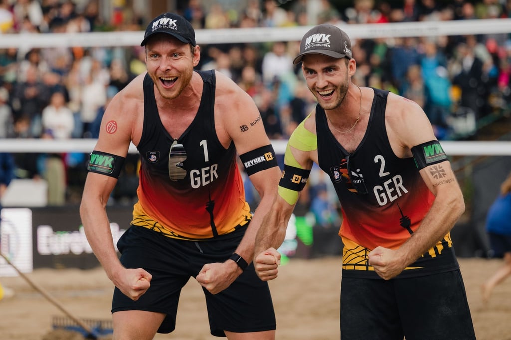 Jubel nach dem Viertelfinal-Einzug bei der EM: Nils Ehlers (l) und Clemens Wickler