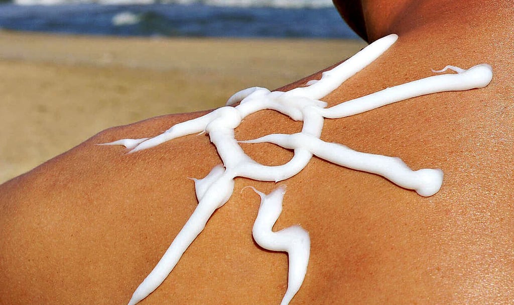 Sonnencreme enthält teils umweltschädliche Stoffe. Ein Wissenschaftler der FH Merseburg forscht an einer umweltfreundlichen Alternative.