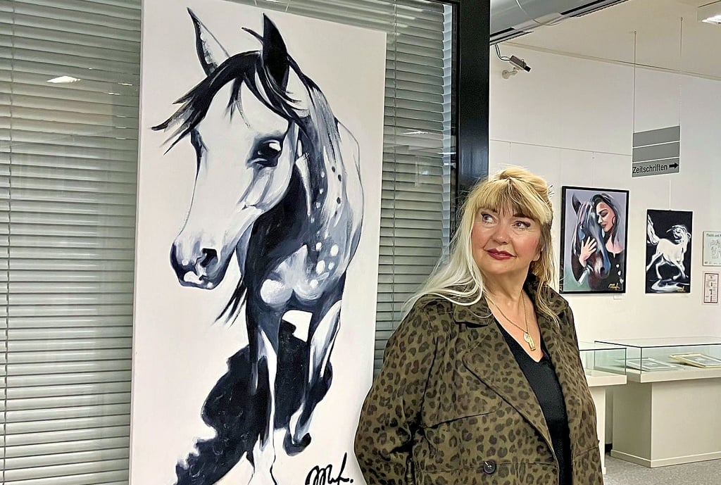 Araber-Hengst Esprit: Suchra Gummelt hat das Pferd zweimal dargestellt, als junges Tier vor acht Jahren und einmal heutzutage.