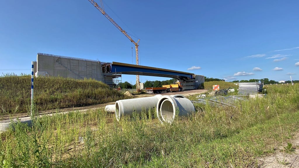 Über die Kreisstraße K1160 zwischen Samswegen und Jersleben solle eine Brücke über die künftige Autobahn A14 entstehen, ganz ähnlich dieser bei Rochau zwischen Stendal und Osterburg. Dafür soll eine Umleitung über die B189 führen. Unternehmen befürchten dadurch Umsatzeinbußen.