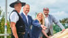 Zimmermeister Wolfgang Feldmann und Börde-Landrat Martin Stichnoth haben beim Richtfest mitgezählt, als die Bauherren Robert und Nicole Jacobs (Mitte) den letzten Nagel für die neue Pflege in Wolmirstedt geschlagen haben.