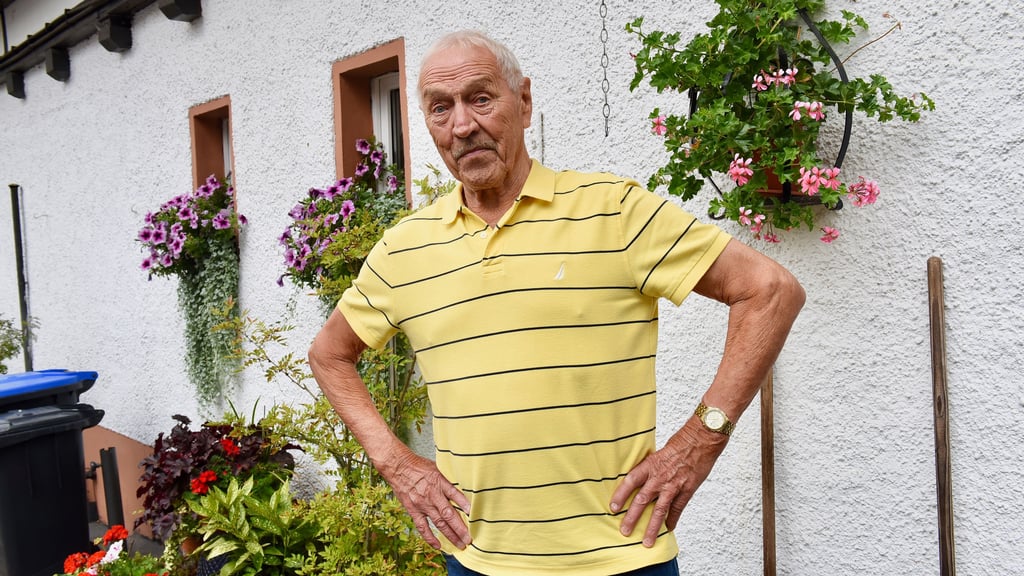 Es kann losgehen: Wolfgang Winkel aus Bornstedt fühlt sich mit seinen 90 Jahren fit für den Rekordversuch - er will einer von 120 Einradfahrern auf der großen Bühne sein.