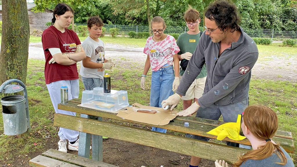 Beim Graffiti-Workshop des Pareyer Jugendhaues zeigt Designer Christian Grams verschiedene Techniken.