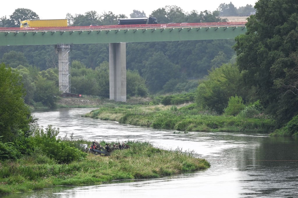 An der Mulde war nach dem Hubschrauberabsturz eine Ölsperre errichtet worden.