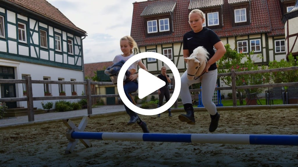 Hobby Horsing als neuer Trend: Einmal in der Woche trainieren auch Annie (li., 9) und Elise (11) auf Gut Drebsdorf.