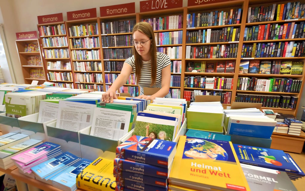 Im Buchladen in der Schalaunischen Straße werden die Schulbücher für die jeweiligen Klassen von den Mitarbeitern zusammengesucht.