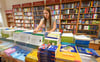 Im Buchladen in der Schalaunischen Straße werden die Schulbücher für die jeweiligen Klassen von den Mitarbeitern zusammengesucht.