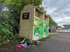 Vor vielen Altkleidercontainern in Merseburg sammelt sich Müll.