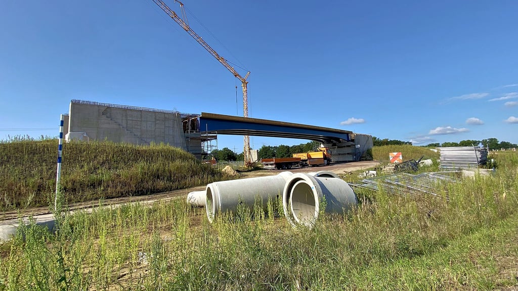 An der künftigen A14 kurz vor Rochau im Norden von Sachsen-Anhalt wird derzeit an einer der 17 neuen Brücken für die Autobahn gebaut.