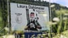 Ein Plakat erinnert unweit von Garmisch-Partenkirchen an die Erfolge Laura Dahlmeiers.