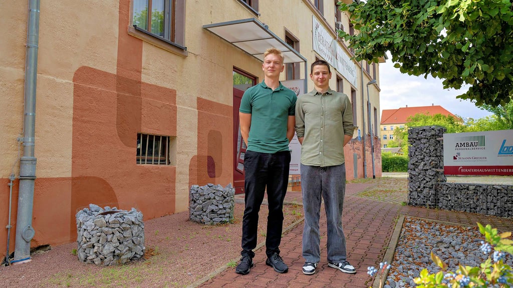 Die Gründer Leonard Müller (links) und Jan Richter vor ihrem Büro nahe dem Hauptbahnhof in Wittenberg