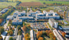 Blick aus der Luft auf das Gelände des Städtischen Klinikums: Neben dem modernen Haupthaus gibt es noch viele weitere Gebäude. 