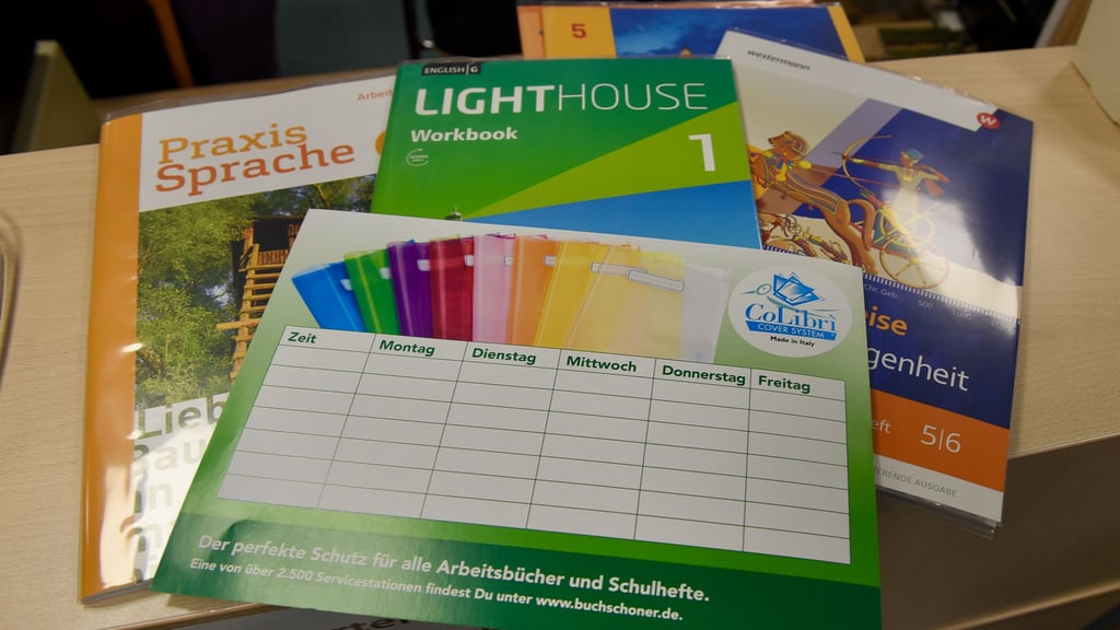In der Buchhandlung „Bücherfee“ in Hettstedt werden Schulbücher verkauft und auf Wunsch auch eingeschlagen.