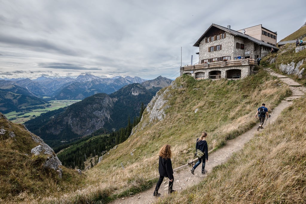 Hütte in Sicht: Doppelreservierungen sollten Wanderer unbedingt vermeiden - sie sind unfair gegenüber anderen Gästen und den Hüttenteams.