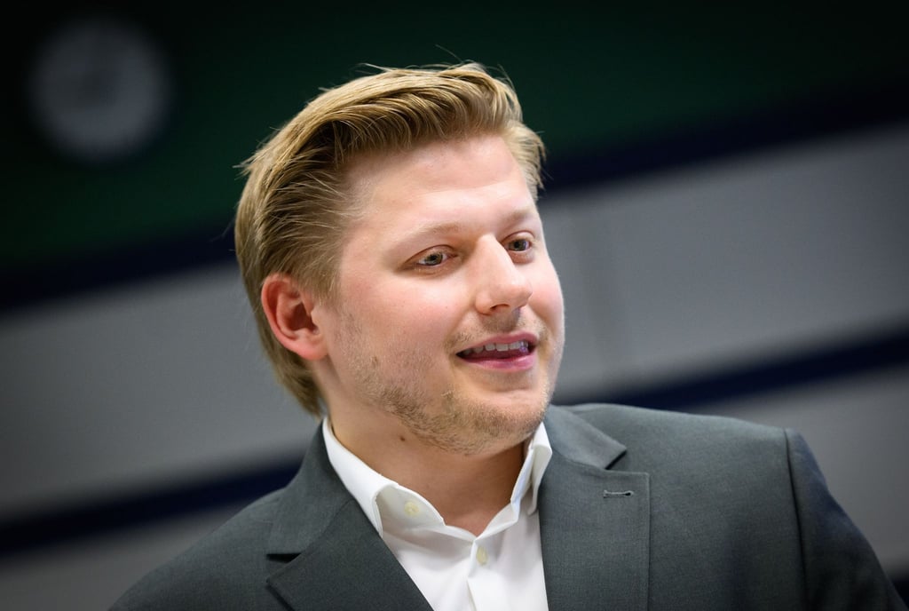 Comedian und Satiriker Sebastian Hotz alias El Hotzo beim Prozess in Berlin. (Archivbild)