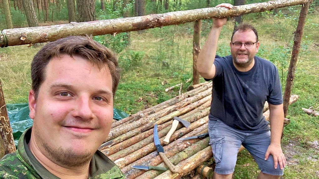 Die Konstruktion geht uns grundsätzlich leicht von der Hand. Mein Waldbett ist nach knapp drei Stunden so gut wie fertig.