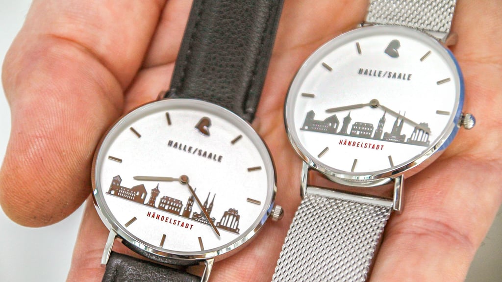 Die Halle-Uhr gibt es aktuell in zwei Modellen, mit Lederarmband und als Edelstahlvariante.  