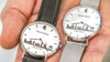 Die Halle-Uhr gibt es aktuell in zwei Modellen, mit Lederarmband und als Edelstahlvariante.  