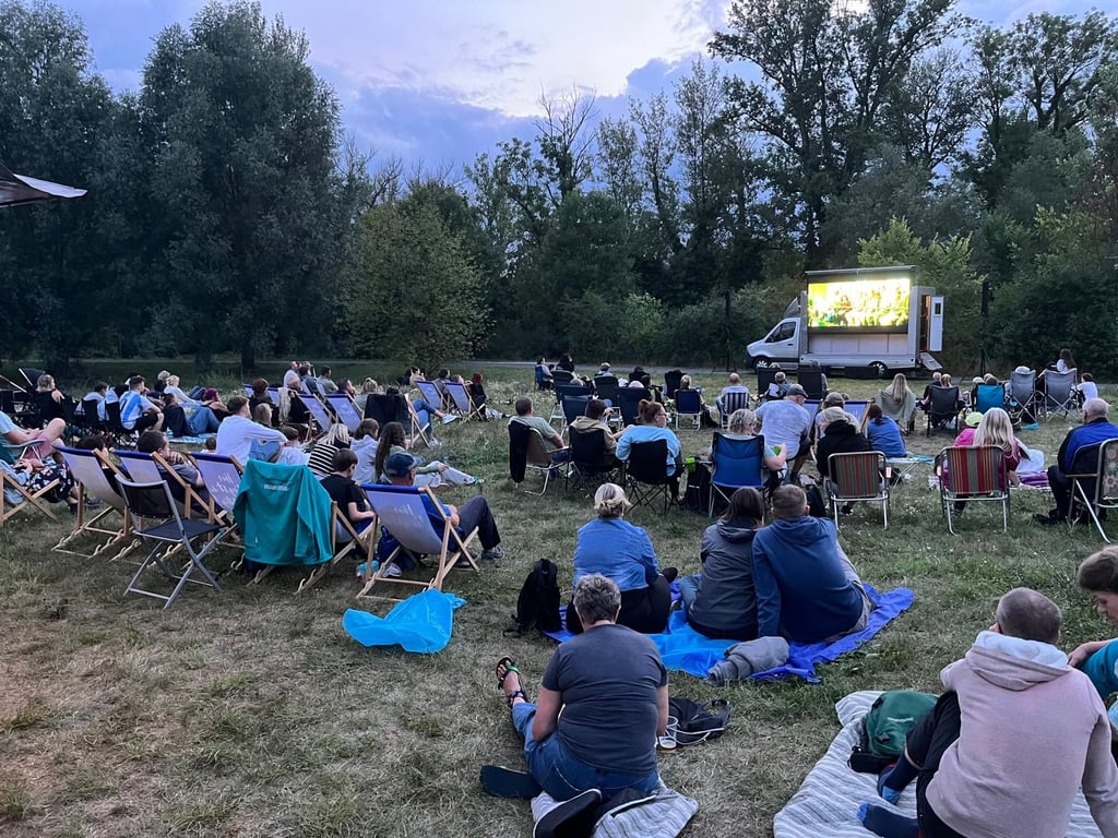 Zum Finale des Weißenfelser Sommerkinos versammelten sich noch einmal etwa 290 Personen auf dem Areal der Brückenmühle, um gemeinsam unter freiem Himmel den Film „Der Fall Collini“ zu schauen.